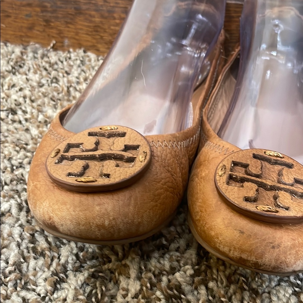 Tory Burch Tan Flats with Iconic Logo - Picture 4 of 7